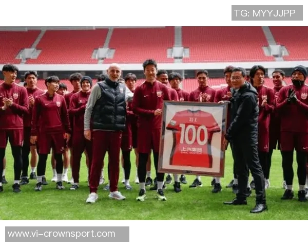 海港为颜骏凌徐新颁发纪念球衣王燊超荣获中超单轮最佳称号