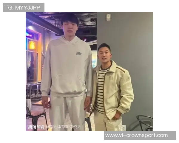 杨瀚森随队抵达多伦多加拿大网友街头偶遇成功合影留念 杨瀚森随队抵达多伦多加拿大网友街头偶遇成功合影留念